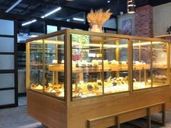 面包甜点陈列柜-啊噗吐呦现场烘焙(麦凯乐店)