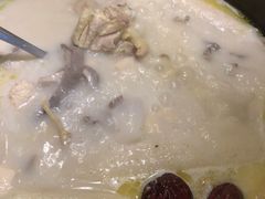 -洪氏嗨捞·广东猪肚鸡·椰子鸡火锅(西咸万象城店)