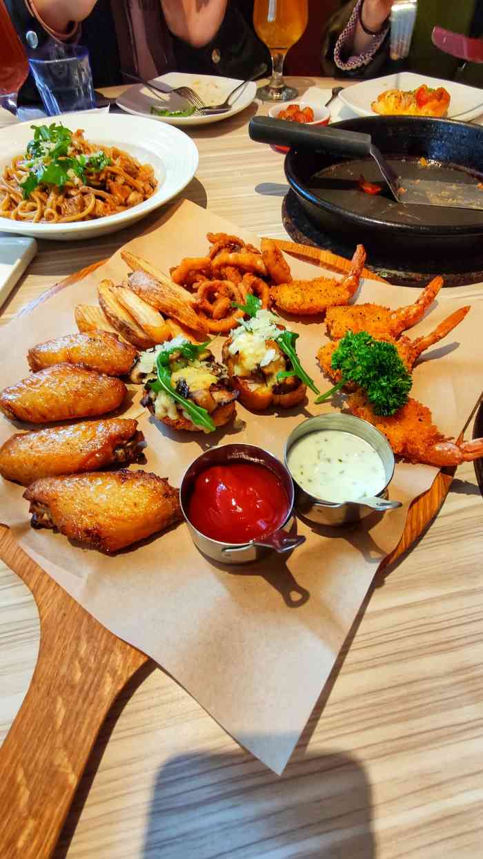 必胜客(并东店)-"位置:中正天街中心广场2层环境:宽敞明.