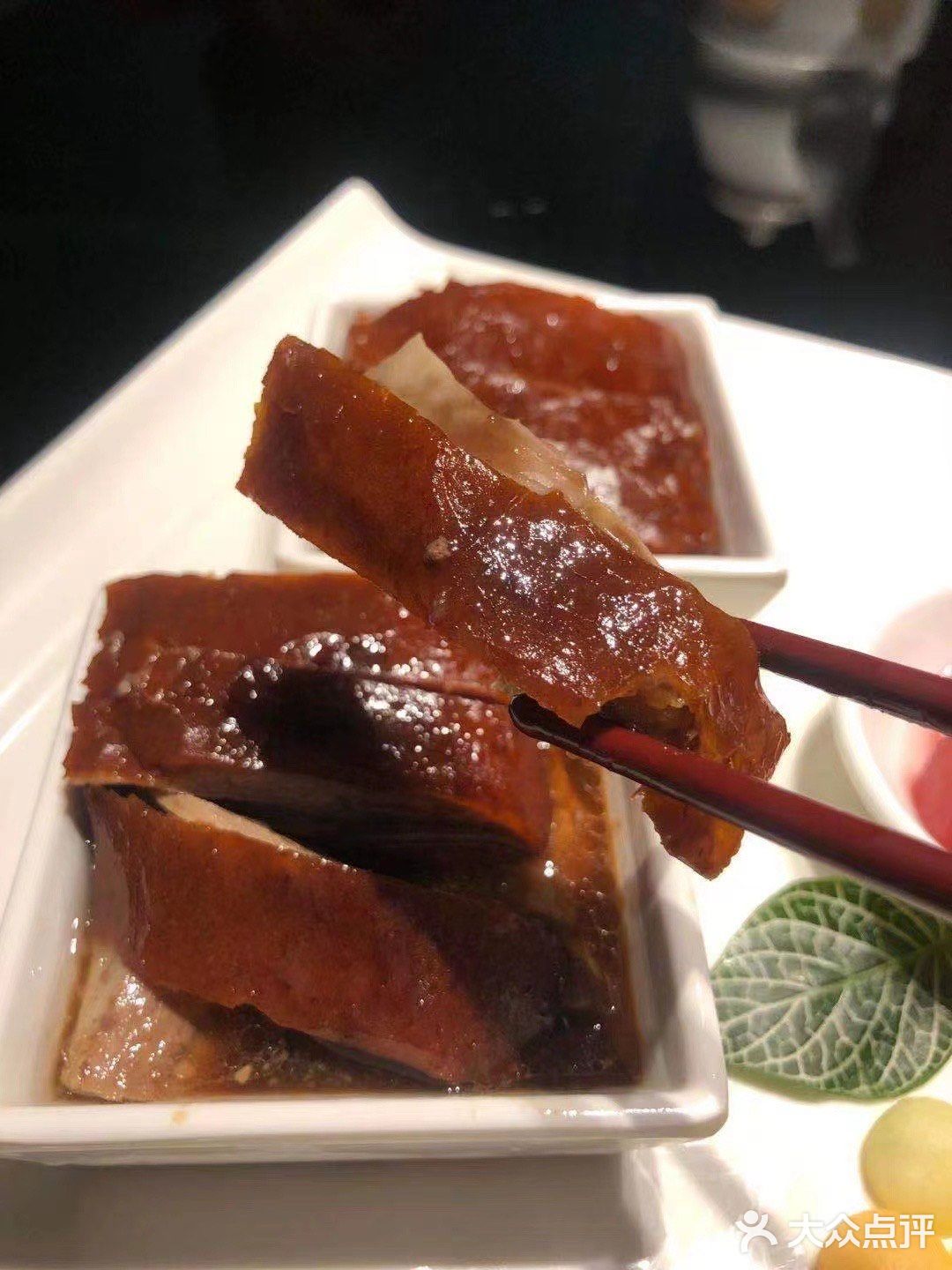 皮很爽滑弹牙，很嫩，鸡肉咸咸的很好下饭，分量很多