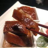 皮很爽滑弹牙，很嫩，鸡肉咸咸的很好下饭，分量很多