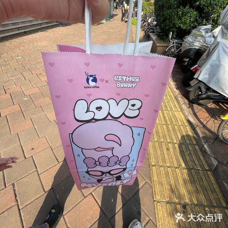 跟着明星点外卖！白鹿的咖啡到底好不好吃！