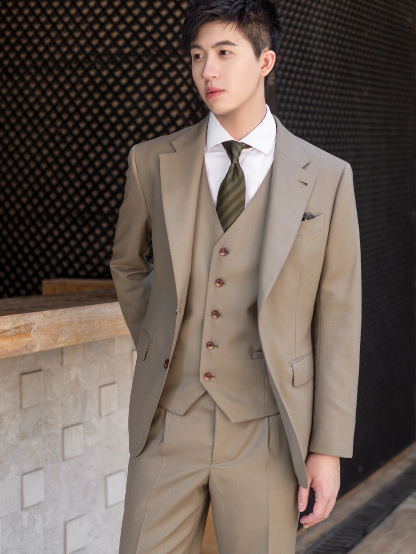 浅色系暖男穿搭