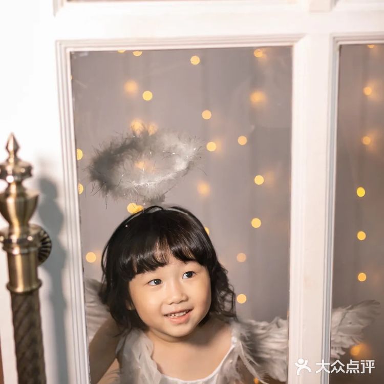 店铺主打儿童+孕妇+全家福的摄影 环境属于工业风