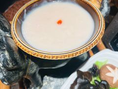 -老牌坊云南鱼豆花火锅(哈西万达店)