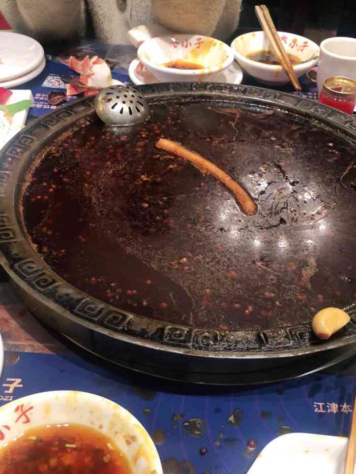 打分 这是我来重庆吃的最难吃的一顿火锅 虾滑酥肉里面全是粉 鸭血水