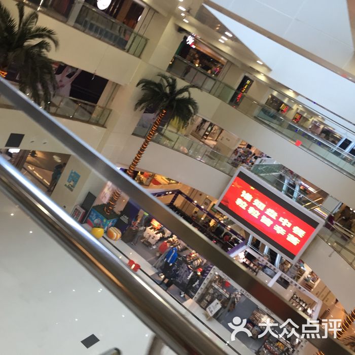 鸿通城购物中心