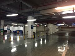 -奥特莱斯停车场