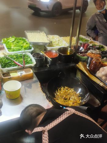 最近发现一家非常好吃的自选菜炒饭 他们家有好多菜