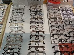 -美式眼镜·授权蔡司.依视路.尼康.豪雅.明月(人民广场店)