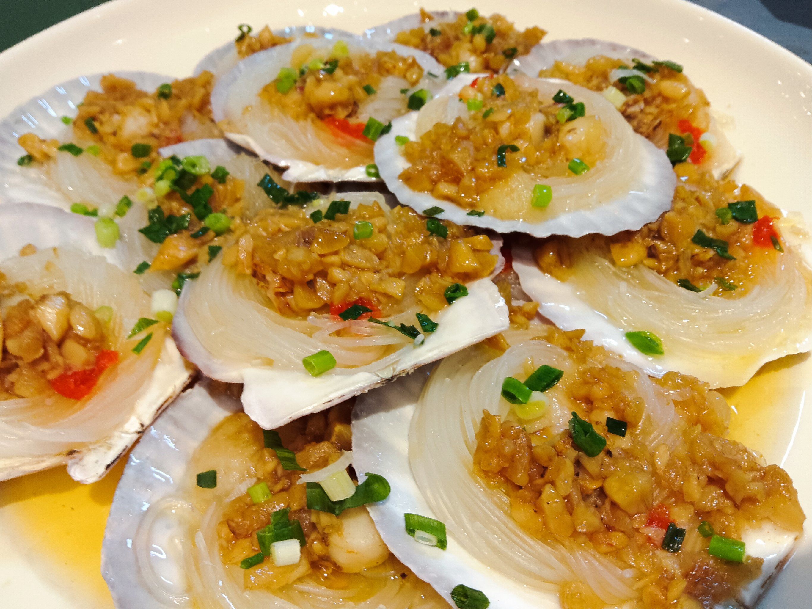 当一盘蒜蓉蒸扇贝端上桌,那扑面而来的香气