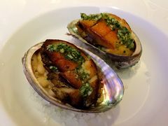 香煎鲍鱼配香姜、香蒜及西班牙香肠烩白豆-AZUR聚(香格里拉饭店)