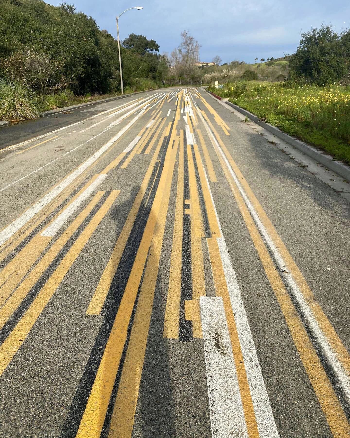 练习画交通标线的路!莫名的艺术感!