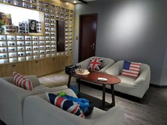 顾客休息区，可以看电视-A380视光·蔡司眼镜店(锦艺城店)