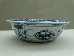 清康熙·青花锦地海棠纹开光折沿盆-嘉定博物馆