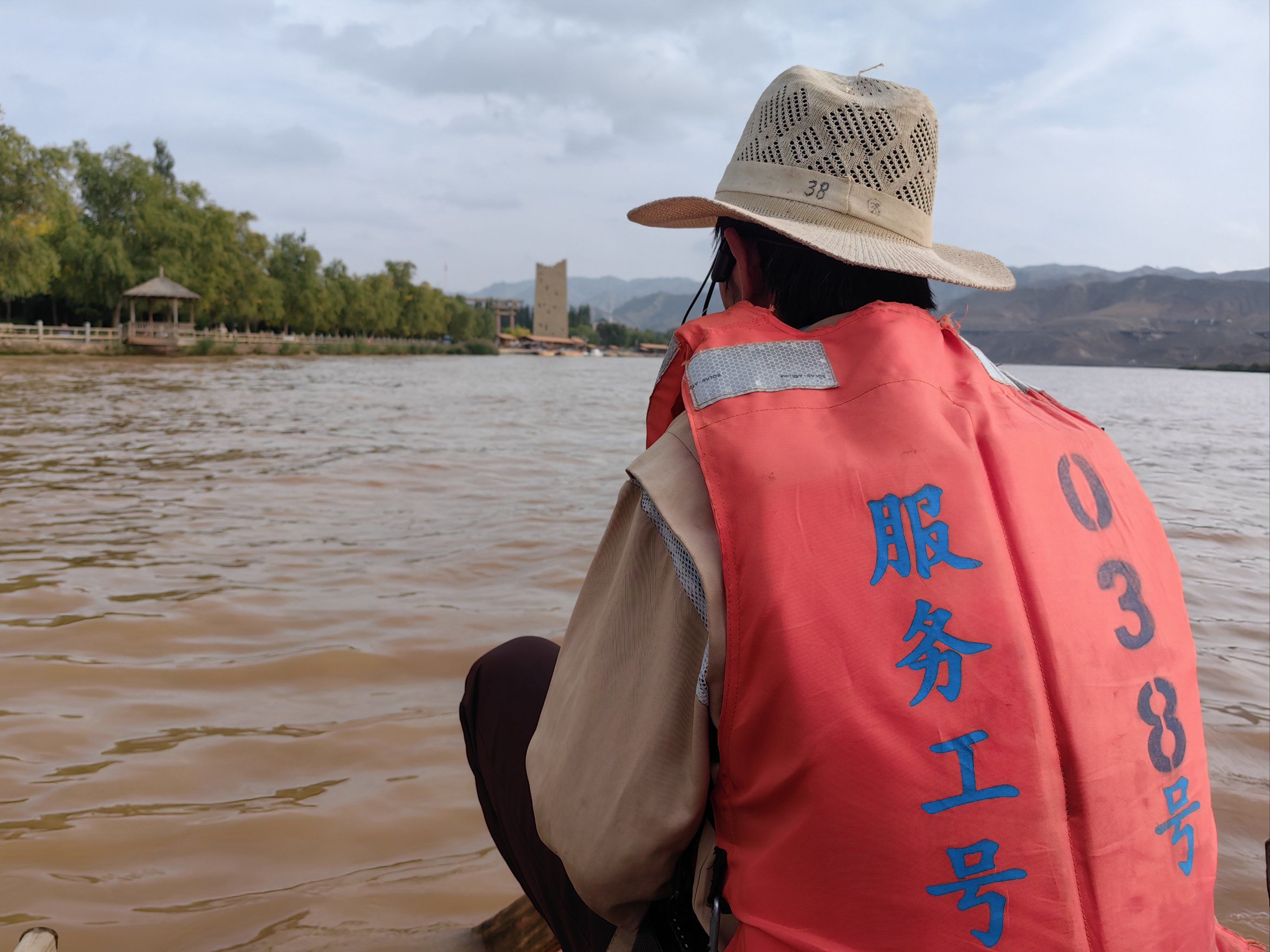 皮划艇38号师傅划船很稳,还带唱歌服务,被划船耽误的歌手