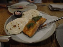 烟熏三文鱼配烤饺子皮及芥末籽酱-BOR Eatery(安福路店)