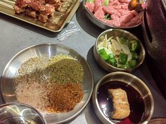 -围炉肉舍•炭烤活鳗•丹东海鲜烤肉(步行街店)