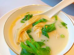 鲜鱼汤支竹煮豆苗-粤界(望京金辉店)