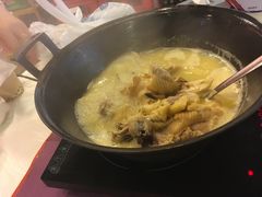 -鲜入围煮花胶鸡海鲜火锅