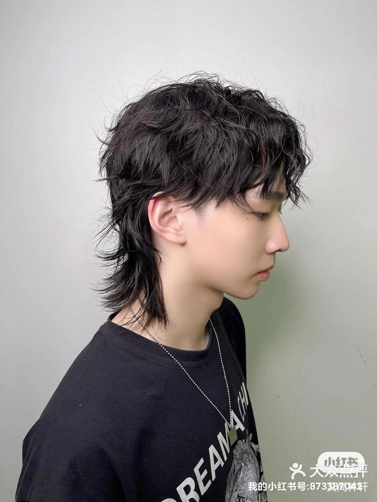 17 关注 斯文狼尾纹理烫 #混血卷毛男妆给你们推荐一款很好看的发型这