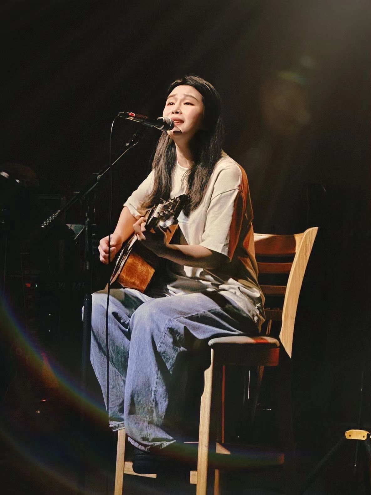 n
歌手吴晶手捧一把吉他
将歌曲里的故事娓娓道来
音响设备