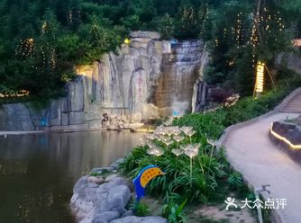 乐山市杨湾乡路边上一个去年刚刚开的集火锅烧烤中餐娱乐