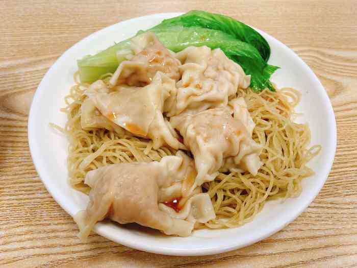 打分 下大雨进来避雨,点了云吞捞面～挺好吃的