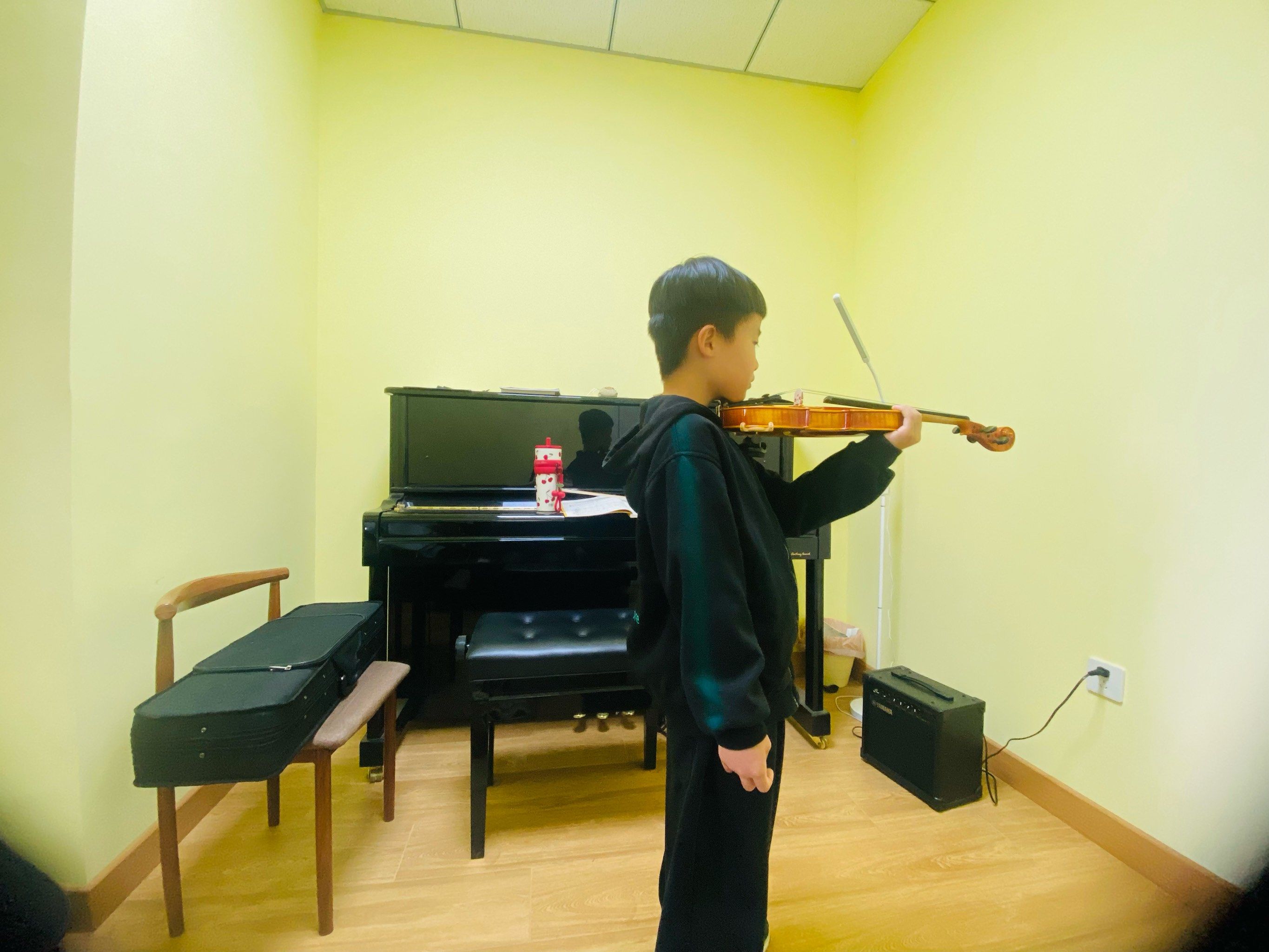 小提琴第一节课
夹琴 持弓
两脚分开站立 于肩膀宽度一致
琴头