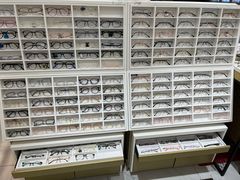-美式眼镜·授权蔡司.依视路.尼康.豪雅.明月(人民广场店)