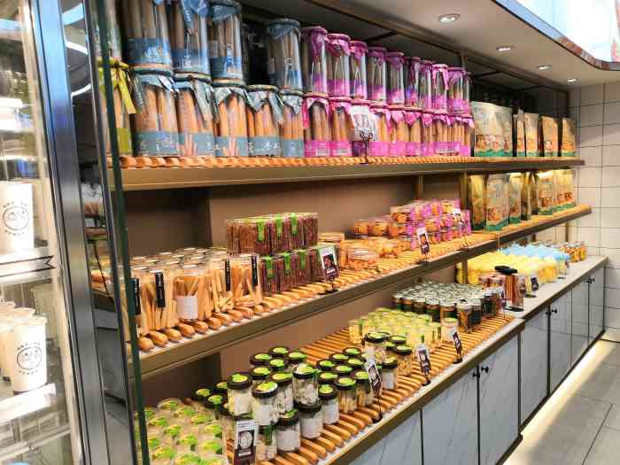 昨天逛街正好看到了禾城九头牛是每次逢九的奶品半价日口渴的我走到店