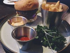 传统牛肉汉堡配番薯条-bluefrog蓝蛙(水游城店)