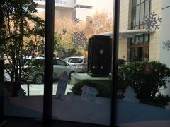 门口的铜器-南京金陵饭店