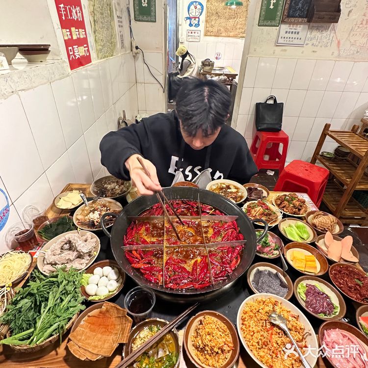 藏在解放碑老巷子里的社区火锅 好吃不贵！！！