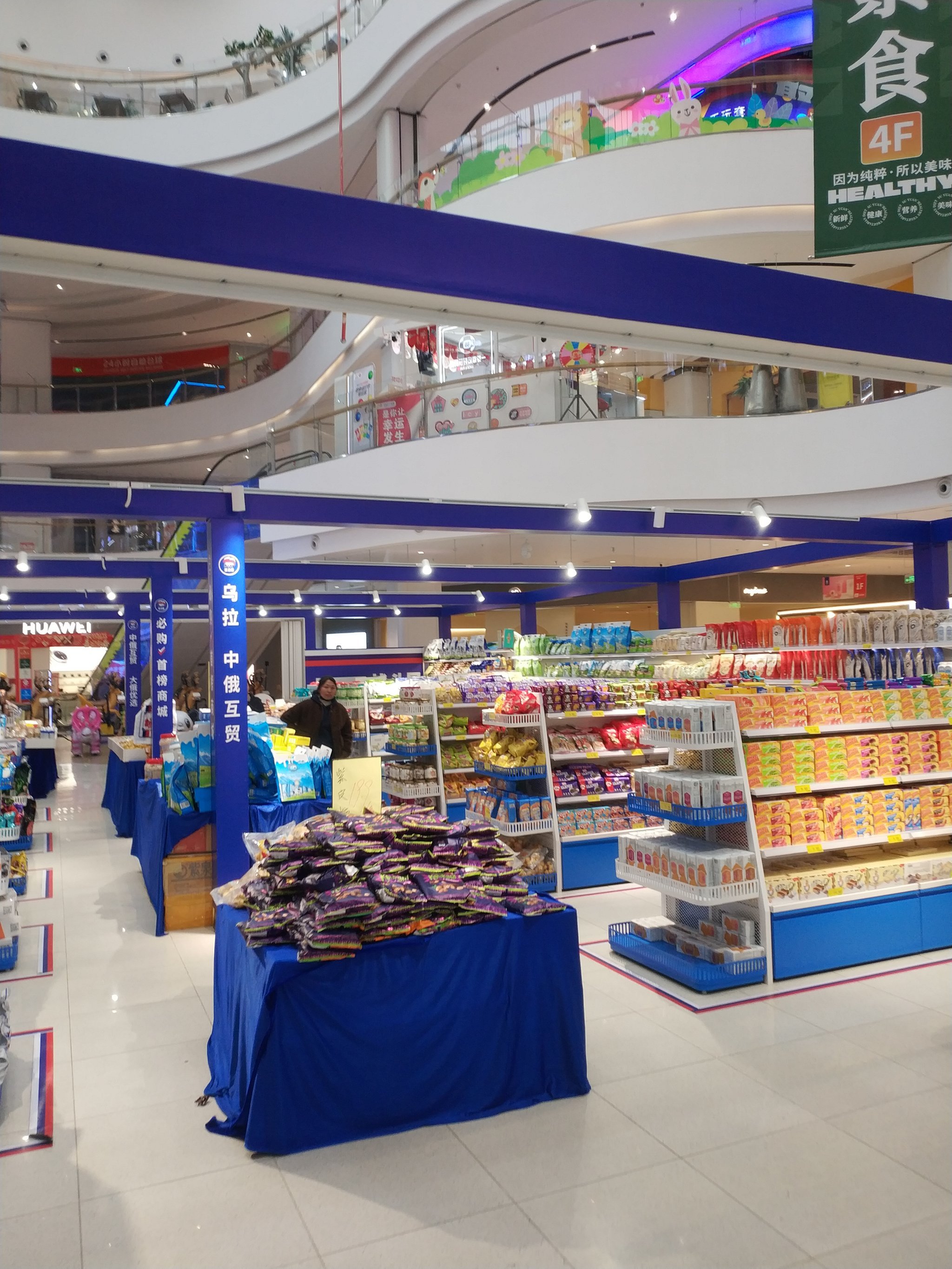 在商场:时尚潮流与美味佳肴的完美结合