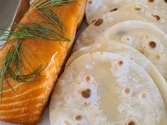 烟熏三文鱼配烤饺子皮和芥末籽酱-BOR Eatery(安福路店)