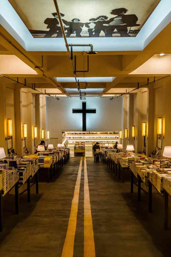 先锋书店(五台山总店)-"打卡南京先锋. 地方很大,最大亮点是书.