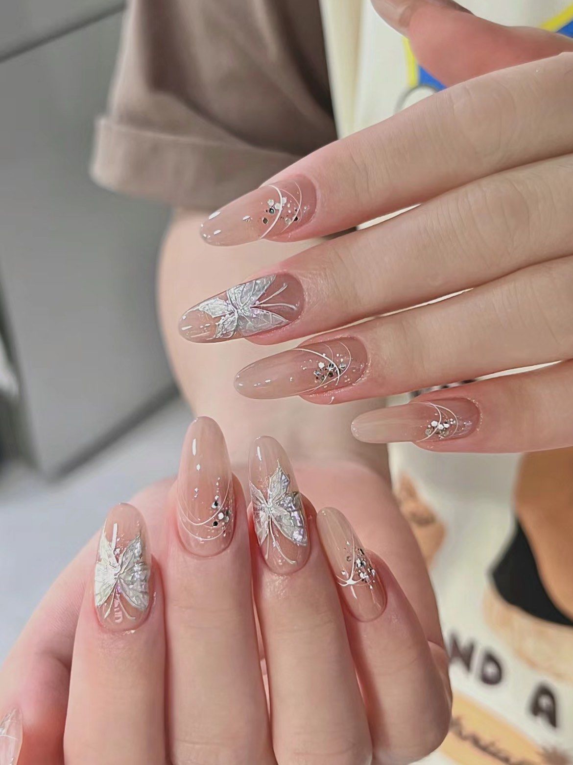 把蝴蝶画在手上吧,漂亮的蝴蝶指甲