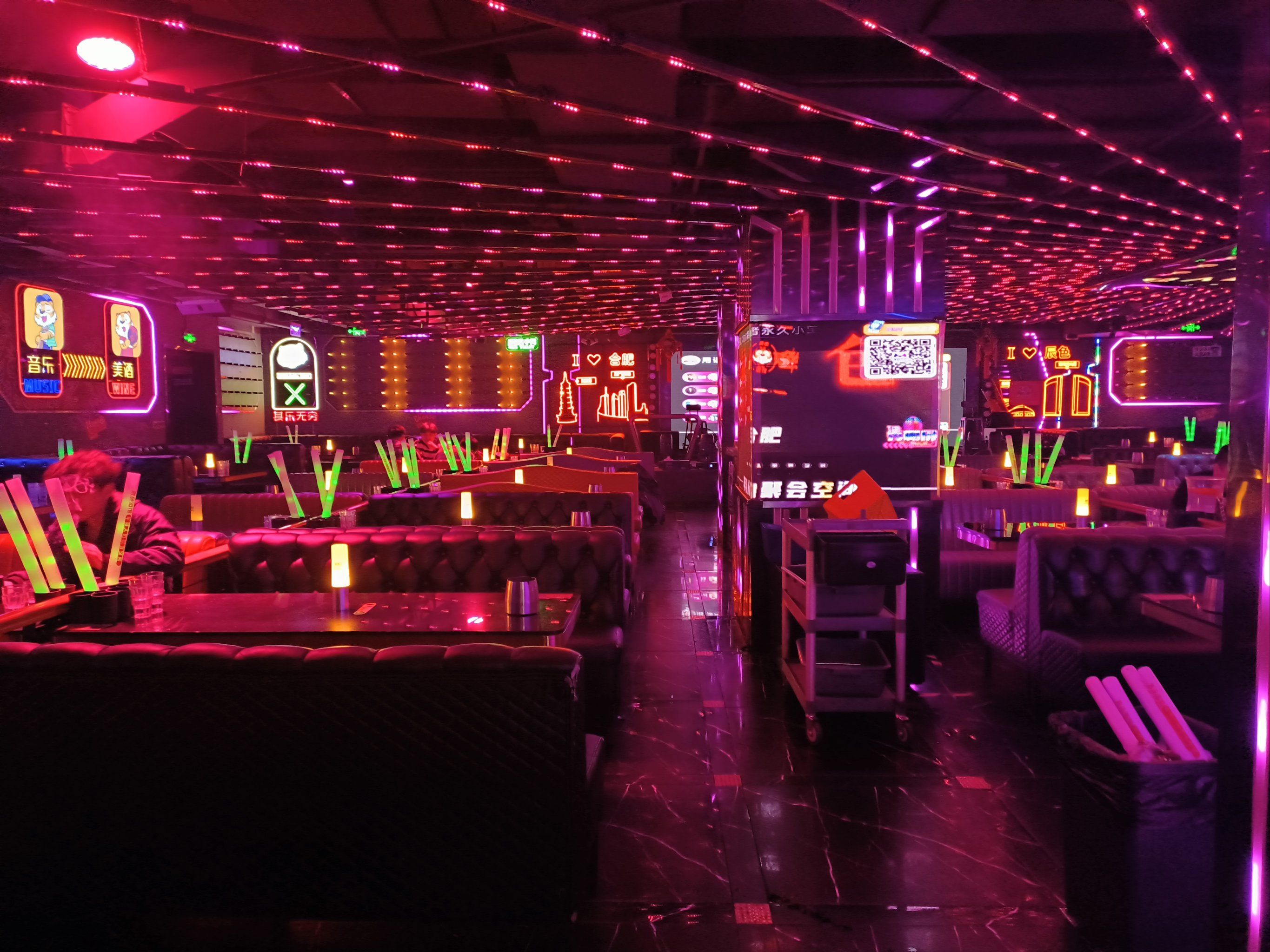 这家酒吧超嗨的