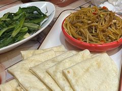 土豆丝配饼-乡村馕坑肉·烧烤·新疆菜·本地人更爱吃(阿勒泰首店)