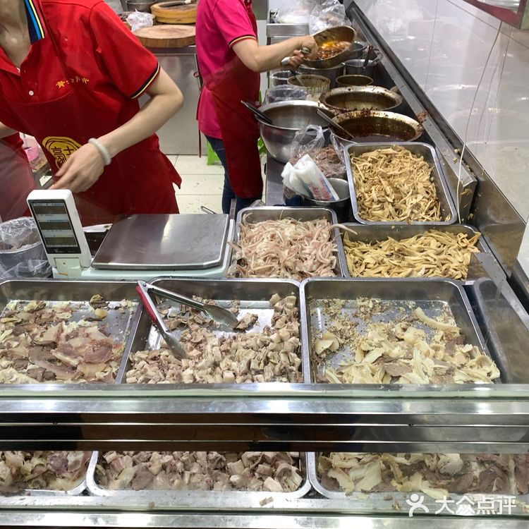 一排餐厅商铺上。但其实并不是特别显眼的位置，排队还好