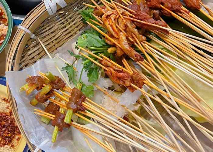 马路边边串串香(新宫店)-"菜品还可以,冒菜不是很喜欢的口味.补菜速.