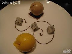 双色中式冰激淋配火龙果-北京王府井希尔顿酒店·秦唐中餐厅Chynna