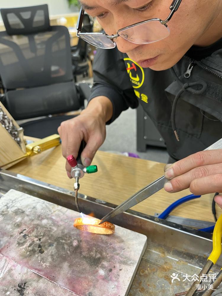 关注 #店内实拍视频 #手镯 #足金手镯 阿尤黄金南京店 里面的王大锤真