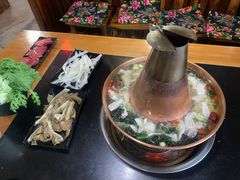 -果松木炭酸菜铜火锅·外婆参鸡汤