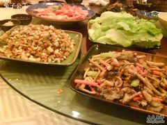 最左边是生菜包馅料-沙龙酒家