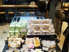 面包甜点陈列柜-皇冠幸福里动物奶油生日蛋糕(万达店)