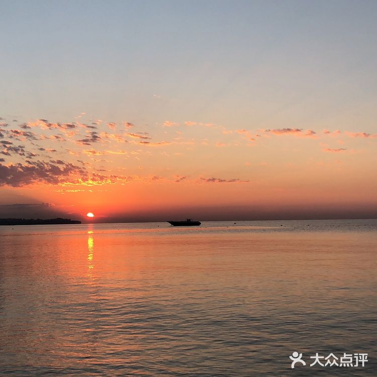 在街边酒吧要一杯酒，看着街上来来去去的人，都走的很悠闲
