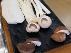 蘑菇拼盘-肉甲韩国木炭烤肉(新壹街1店)