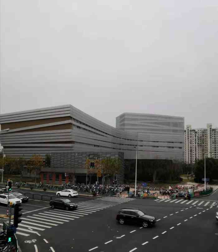 打分 修了好多年,没修好据说浦东最大的工人文化宫.巨峰路地铁站这里